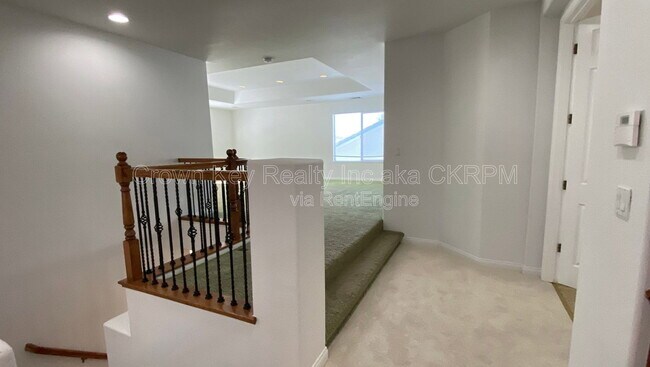 Building Photo - 1030 Eastlake Cir