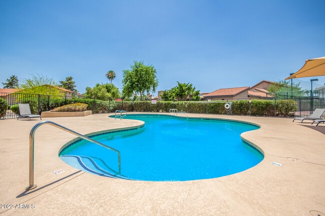 Building Photo - 2415 W Greenway Rd