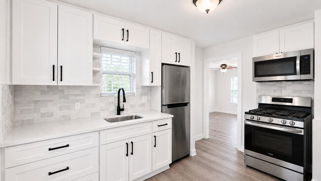 Building Photo - 5 bed 3 bath