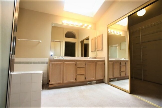 Building Photo - Beautiful 2 Story 3 Bed 2.5 Bath in Sammamish