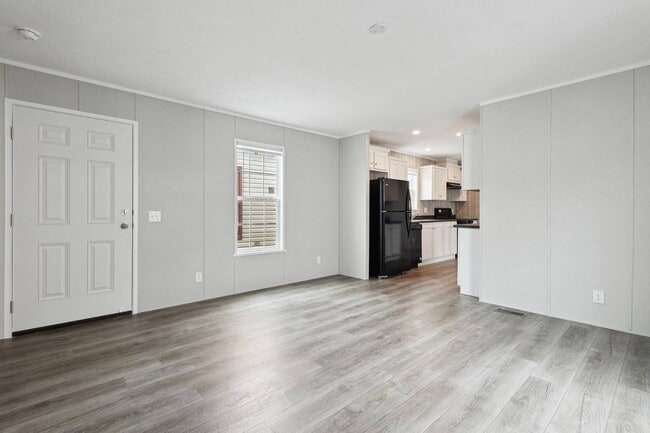 Building Photo - 10 Parkview Dr