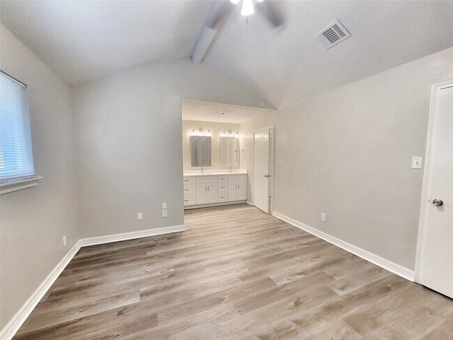 Building Photo - 3407 Saratoga Dr