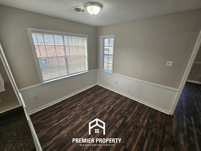 Building Photo - Newly Renovated 5BR Home with 2,334 Sq Ft, Fireplace & Fenced Yard in Memphis