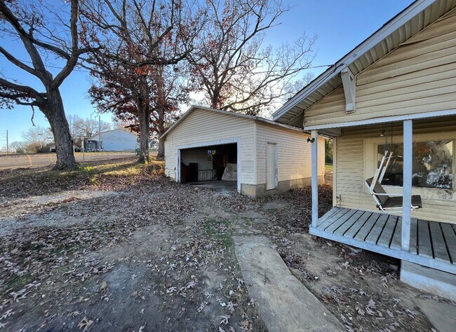 Building Photo - HANDY MAN SPECIAL! - $385 Month / $700 Down