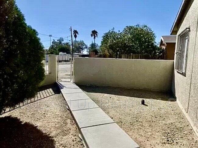 Building Photo - 401 E Thoroughbred St