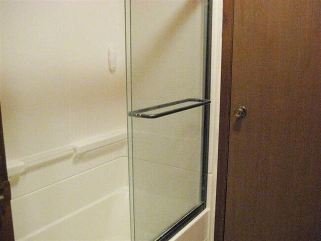 Building Photo - Spacious 2 bed 1 bathroom Condominium