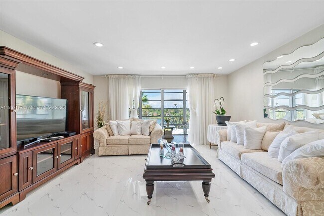 Building Photo - 875 NE 195th St