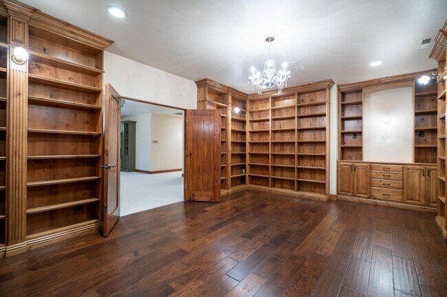 Building Photo - 340 Le Grande Cir