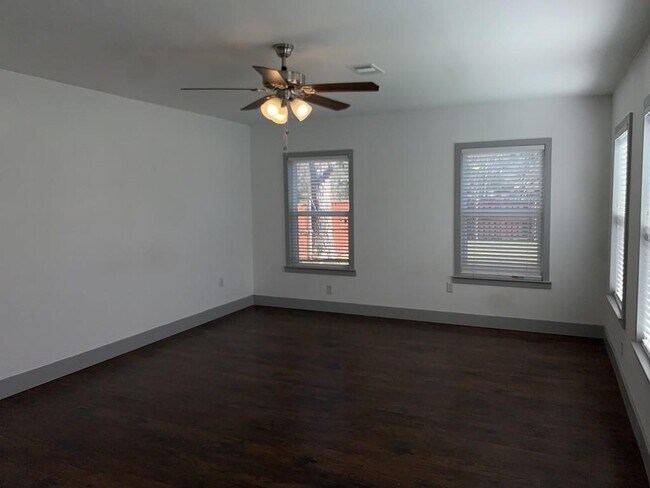Building Photo - 722 S Winnetka Ave
