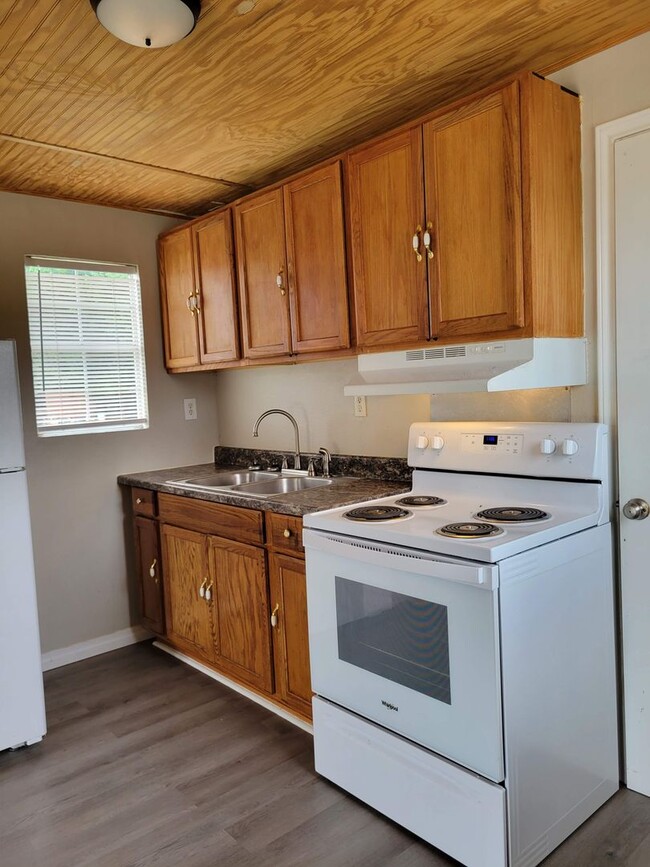 Building Photo - Cute Tiny Home near Cedar Creek Lake.  Fur...