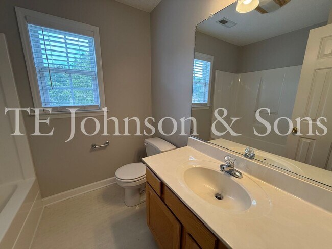 Building Photo - Spacious 3 Bedroom Home with Primary Suite on Main Level in Camden Forest