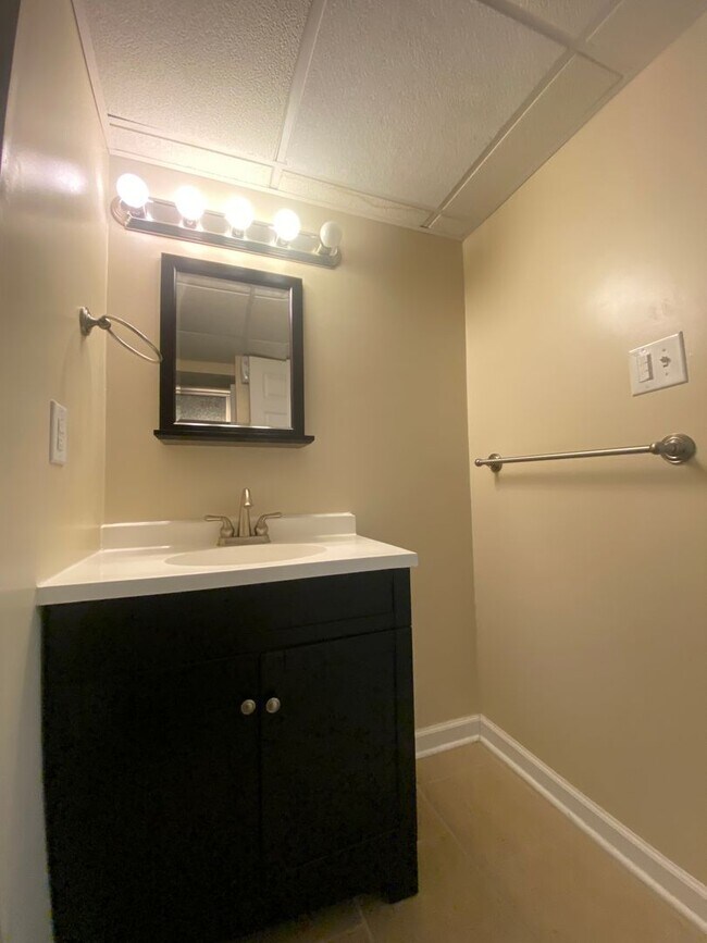 Building Photo - 4 Bedroom/ 2 Bathroom House in Dormont Available 7/1/2026