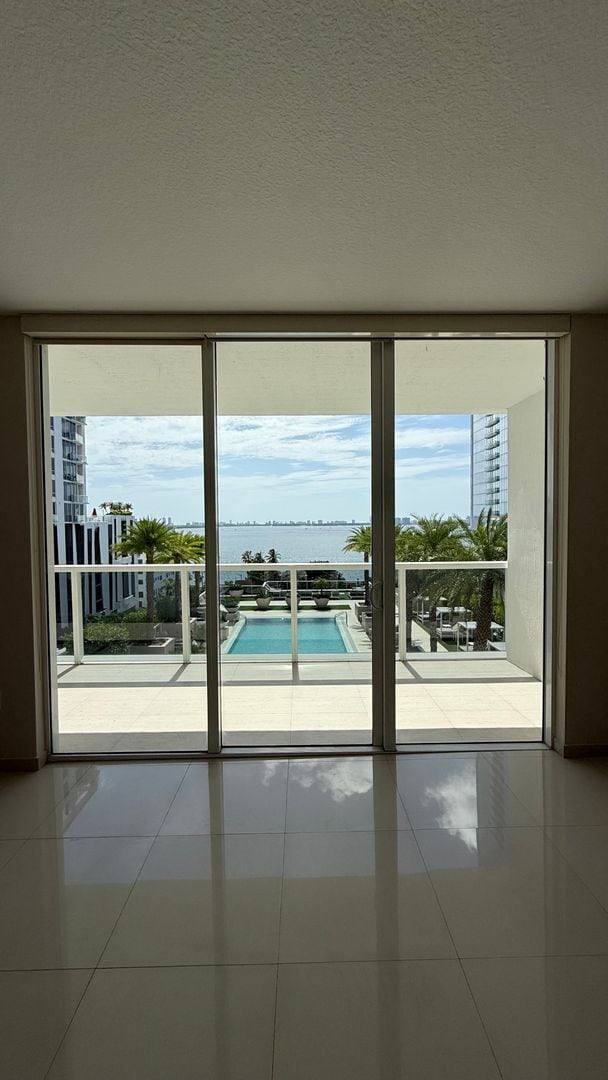 Building Photo - Spacious 3BR/3BA with bay views in the heart of Edgewater!