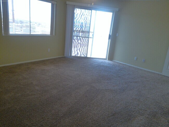 Building Photo - Long Term 3 bedroom 2 bath 3 car