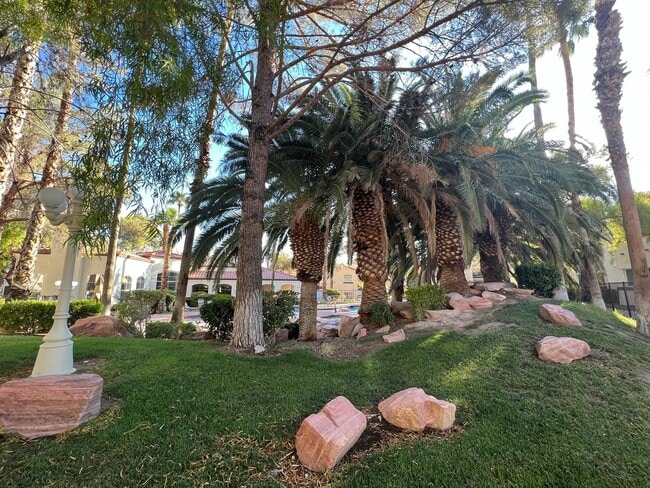 Building Photo - BEAUTIFUL UPGRADED CONDO/MANY AMENITIES - 3 BED, 2 BATH