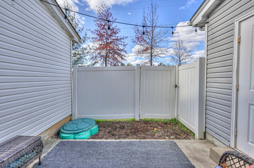 Building Photo - 589 Bradburn Village Cir