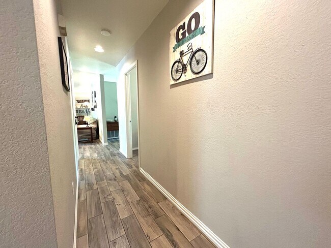 Building Photo - One level 3 bed/2 bath spacious home with ...