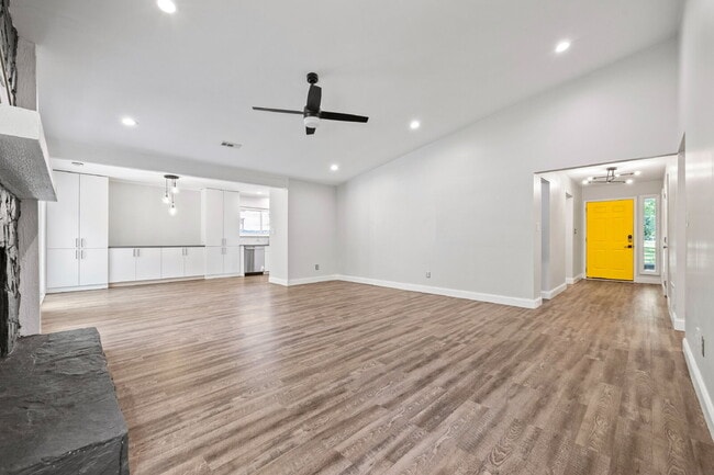 Building Photo - "Charming 4-Bedroom Haven in Charlotte's Heart with Spacious 2271 sq ft Living!"