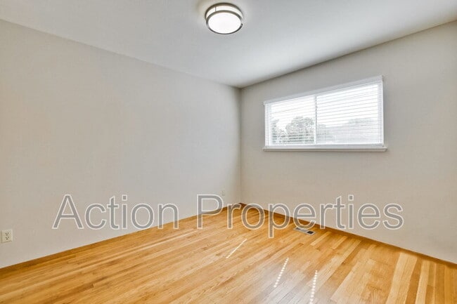 Building Photo - 1062 Kelly Dr