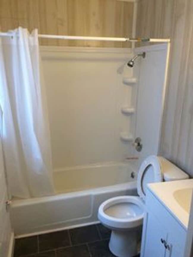 Building Photo - Spacious 4 bed 2 bath House in Church Hill