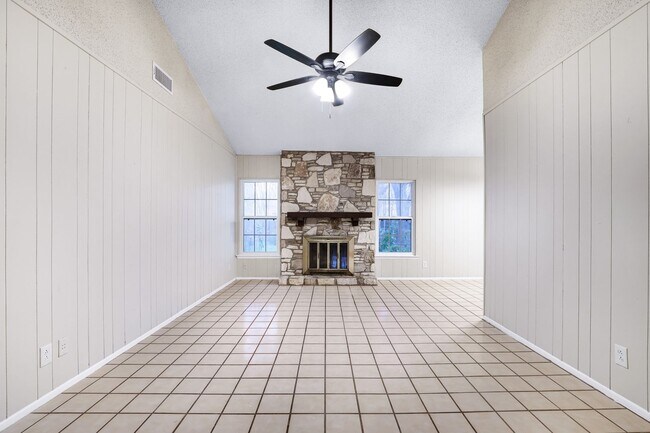 Building Photo - ***MOVE-IN SPECIAL: TWO WEEKS FREE***Single-Story Retreat with Versatile Spaces in Established Ne...