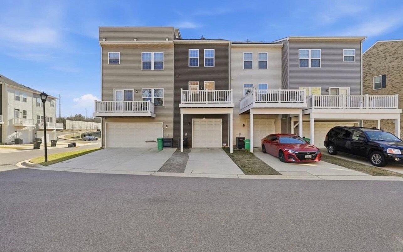 Building Photo - 703 Sky Bridge Dr