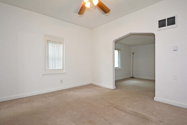 Building Photo - Spacious 4-Bed 3-Bath Home Available Now in NE Minneapolis!