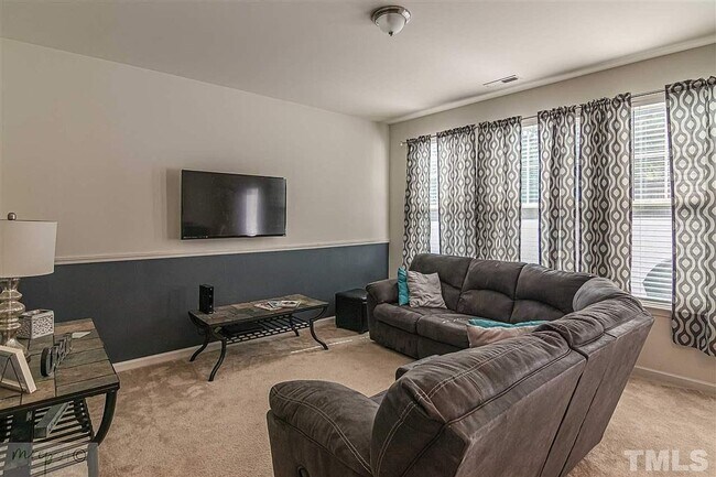 Building Photo - Room in 4 Bedroom Home at Bluegrove Rd