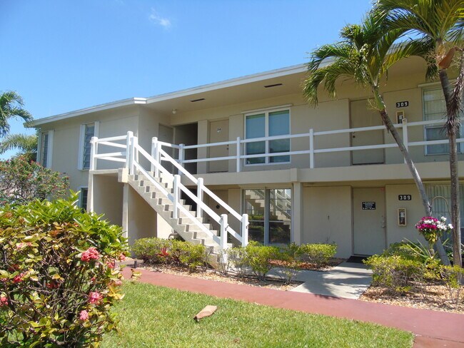 Building Photo - 309 Circle Dr S