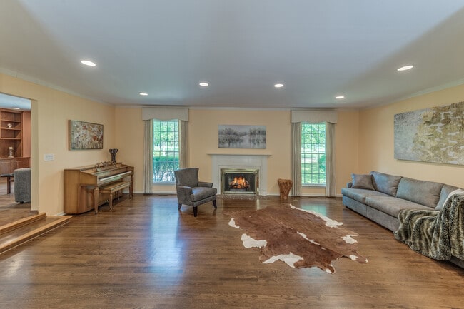 Building Photo - 145 Pine Tree Ln