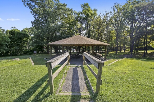 Building Photo - 2649 S Walter Reed Dr