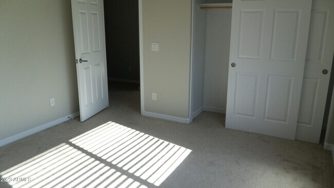 Building Photo - Large 4 Bedroom 3 Bath Home!