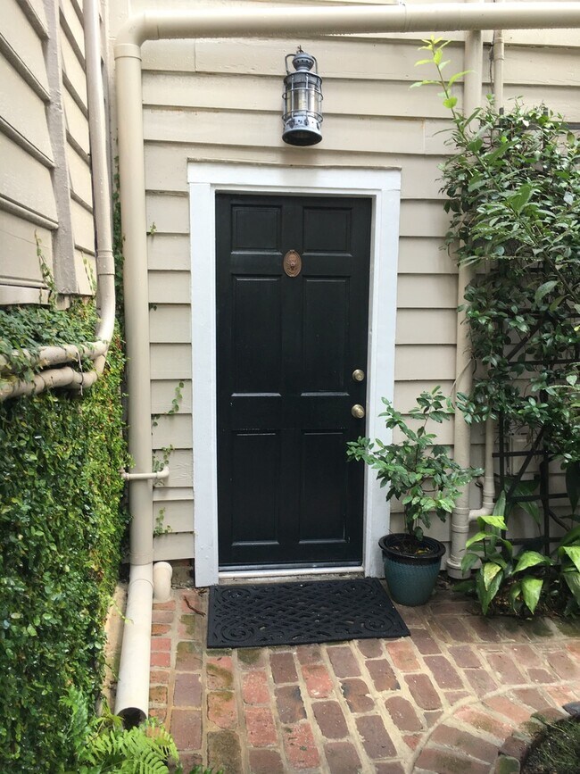 Building Photo - Charming Carriage Home Near The Charleston Battery