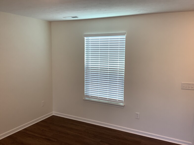 Building Photo - 5283 River Ridge Dr