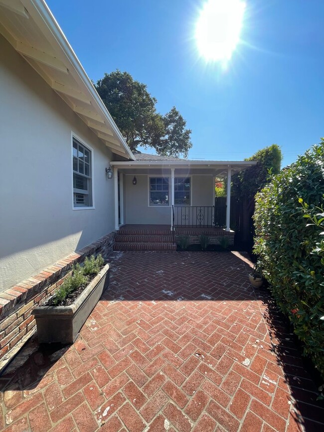 Building Photo - Lovely 2 Bed 2.5 Bath Home - Incredible Pa...