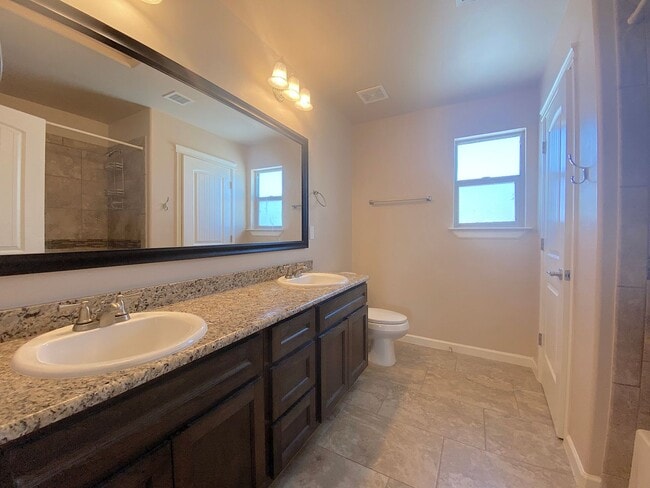 Building Photo - Gorgeous 4bed/3.5bath with 2 Master Bedrooms!
