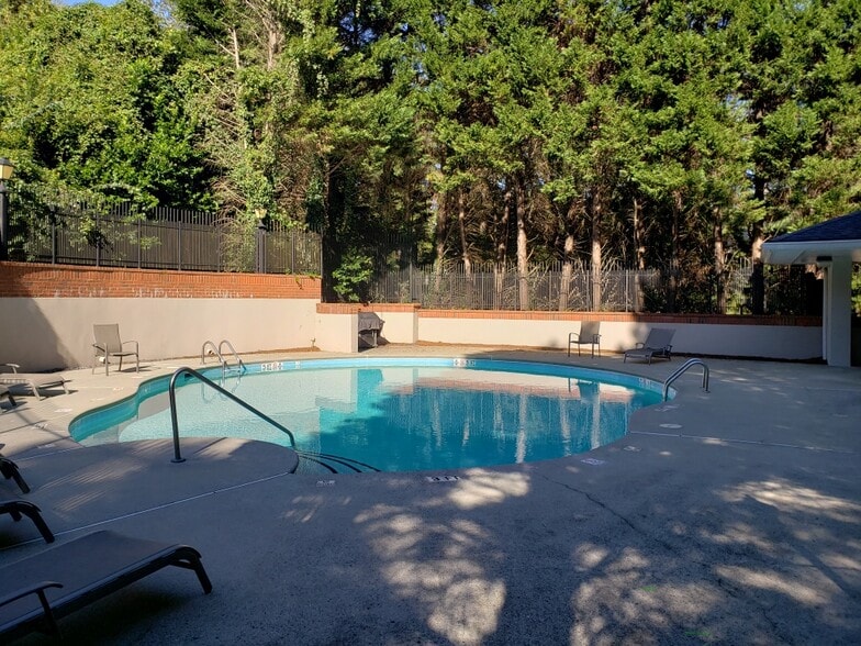 Pool - 880 Lenox Oaks Cir NE
