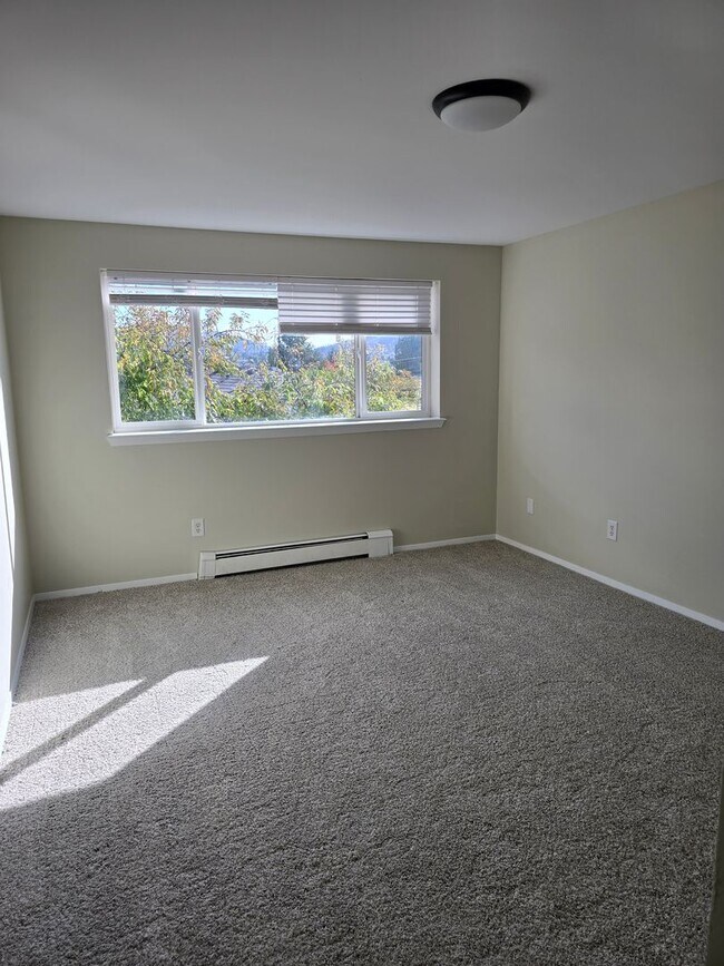 Building Photo - Amazing 3 bed with option for 4th bedroom ...