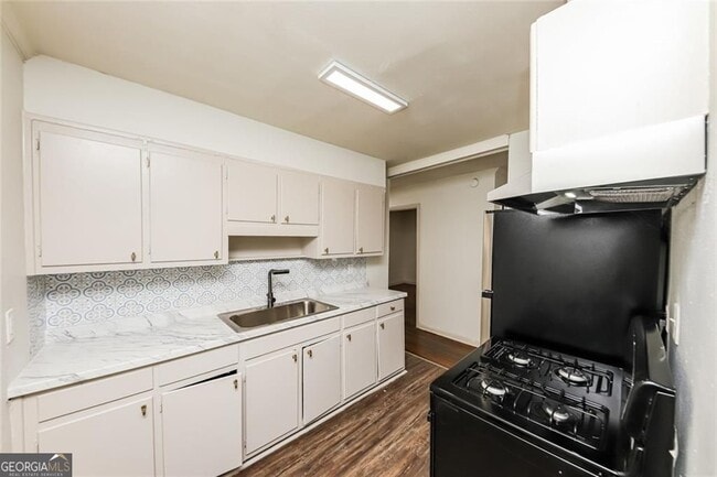 Building Photo - 210 Oak Dr SE