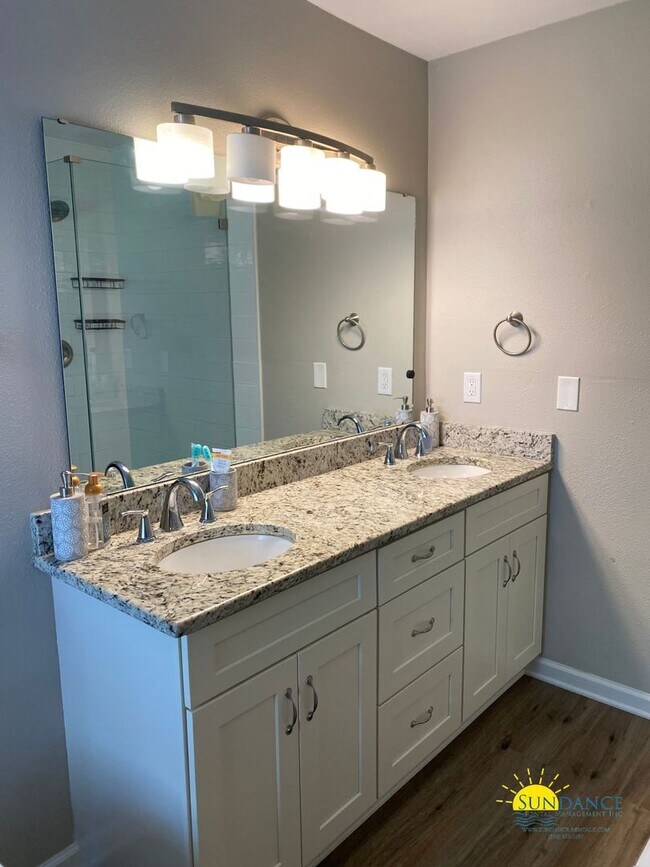 Building Photo - Spacious 3-Bedroom Home in Mary Esther Nea...