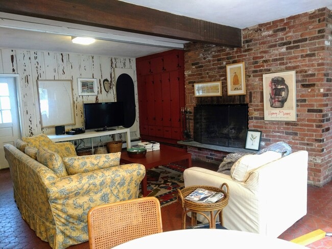 Building Photo - 6 Summer Hill Rd