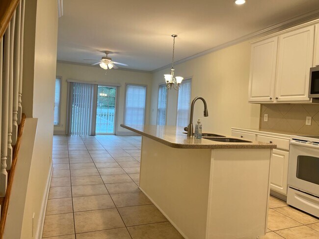 Building Photo - Townhouse Walking Distance to the Beach