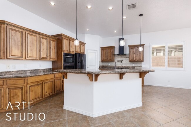 Building Photo - Beautiful 2-bedroom 2-bathroom and 2-car garage located in a gated community