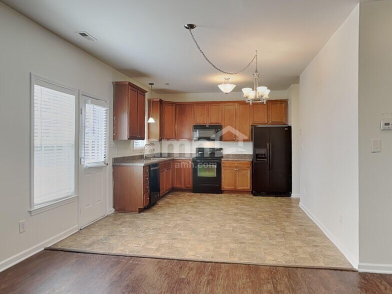 Building Photo - 645 Commander Dr