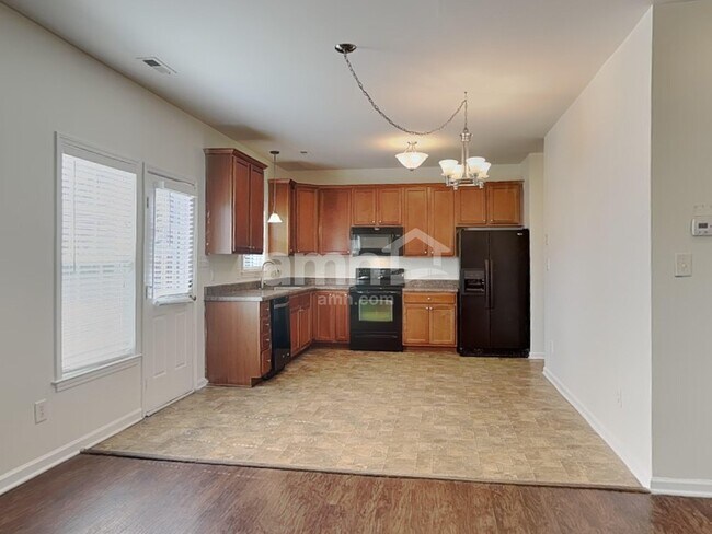 Building Photo - 645 Commander Dr