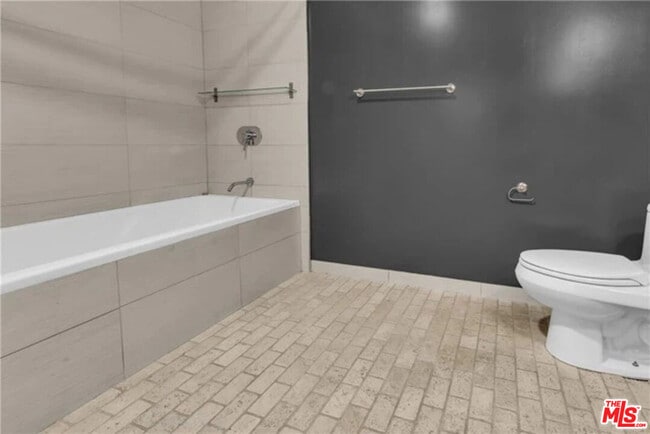 Building Photo - 510 S Hewitt St