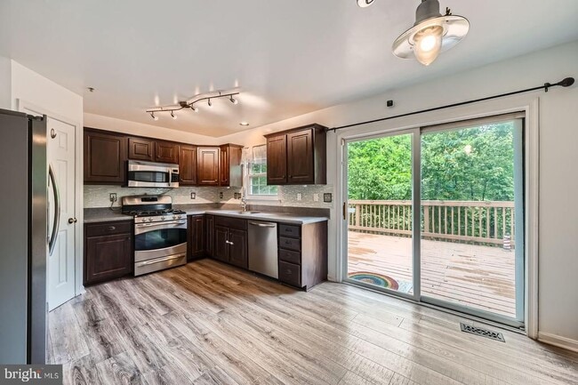 Building Photo - 9863 Greenbriar Way