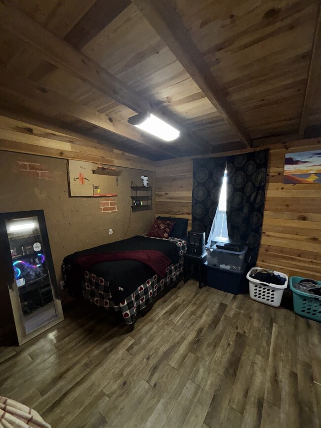 Building Photo - 7603 Alcove Ave