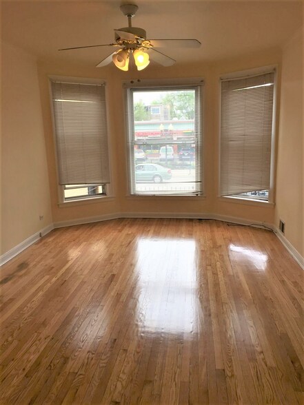 Building Photo - 1463 W Montrose Ave