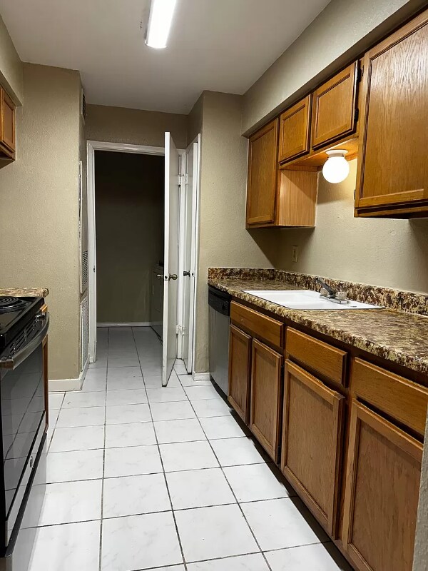 Building Photo - 9797 Leawood Blvd